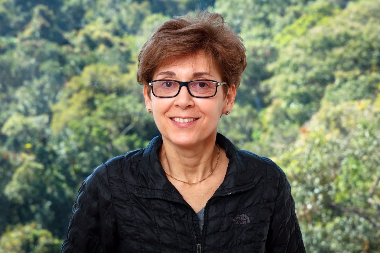 Karin Brüning em área de vegetação